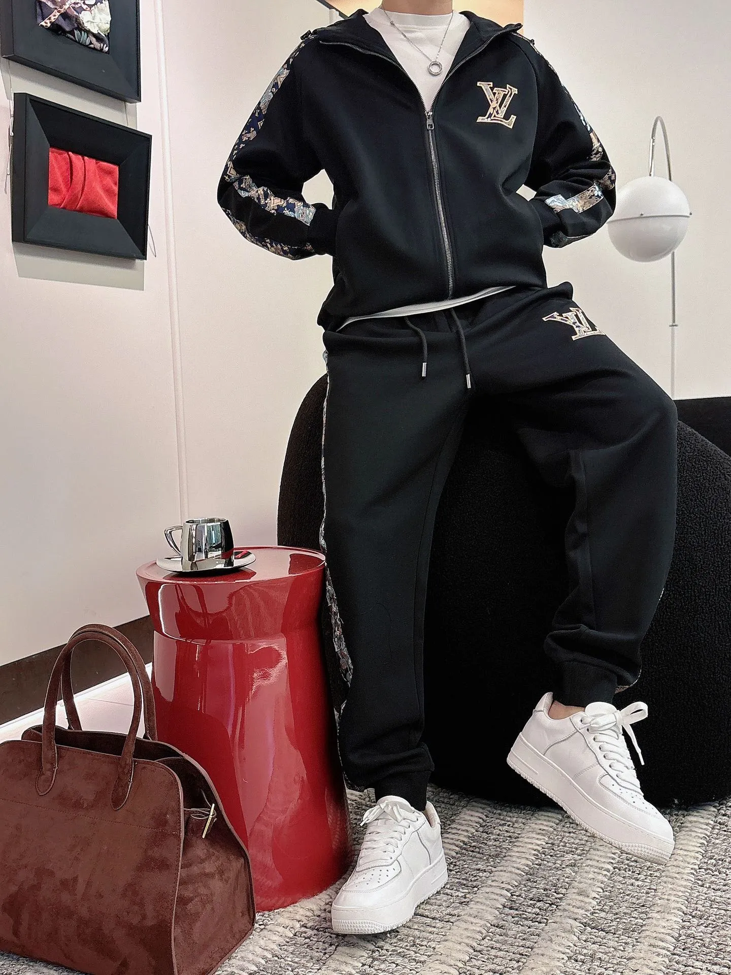 🅿️720 [LV Louis Vuitton] hot-selling suit is coming. Focus on the original version of the official website. 2025 new hot-selling cardigan and sweatshirt suit. The original order is the best. 🇭🇰The meticulous work of top designers. It has a fitting and perfect upper body effect. All-natural high-quality Tencel Roman cotton 100%, close-fitting comfort, noble and elegant! Original hardware embodies elegance and nobility! Counter size: M-3XL (maximum wear up to 190 pounds)